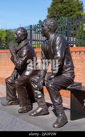 Leggende della statua di bronzo di Lane fuori dallo stadio di calcio di Meadow Lane a Nottingham, Nottinghamshire Inghilterra UK Foto Stock