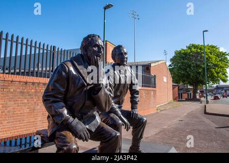 Leggende della statua di bronzo di Lane fuori dallo stadio di calcio di Meadow Lane a Nottingham, Nottinghamshire Inghilterra UK Foto Stock