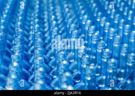 Fabbrica di bevande. Linea di trasporto con bottiglie per alcol o acqua. Riempitrice e tappatrice per la pulizia di bottiglie Foto Stock