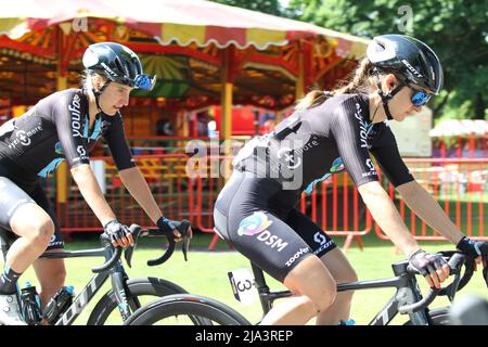 Maldon, Regno Unito. 27th maggio 2022. Fase uno della gara ciclistica femminile RideLondon Classique 2022, parte del calendario UCI Women’s World Tour. La gara inizia nel Promenade Park, Maldon, prima di girare per l'Essex nord e finire a Maldon. Leah Kirchmann e Franziska Koch del Team DSM si avviano verso l'inizio della gara. Credit: Eastern views/Alamy Live News Foto Stock