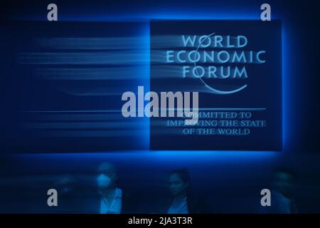 Davos, Svizzera. 23rd maggio 2022. Gli ospiti partecipano a una sessione del World Economic Forum (WEF) Annual Meeting 2022 a Davos, Svizzera, 23 maggio 2022. Credit: Zheng Huansong/Xinhua/Alamy Live News Foto Stock