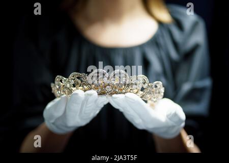 Lo Spencer Tiara indossato da Diana, Principessa del Galles il giorno del suo matrimonio, è in mostra presso Sotheby's, Londra, come parte della più grande mostra di tiaras del Regno Unito in 20 anni. Data foto: Venerdì 27 maggio 2022. Foto Stock