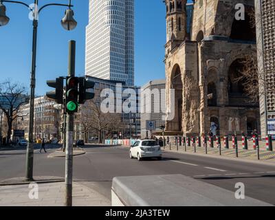 Berlino, Germania - 22th marzo 2022: Vista sulla scultura di Berlino e sulla chiesa commemorativa di Kaiser Wilhelm. Quartiere di Charlottenburg Foto Stock