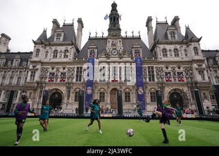 I bambini giocano su un mini pitch al Trophy Epierence presso Place de l'Hotel de Ville a Parigi, davanti alla finale della UEFA Champions League di sabato allo Stade de France di Parigi. Data foto: Venerdì 27 maggio 2022. Foto Stock