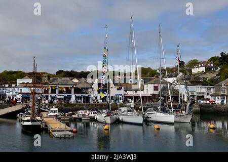 Barche a vela ormeggiate a Padstow Harbour Cornovaglia Inghilterra regno unito Foto Stock