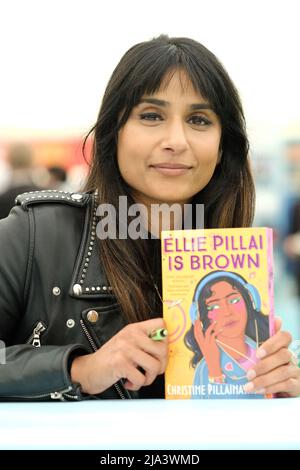 Hay Festival, Hay on Wye, Wales, UK - Venerdì 27th maggio 2022 - autore Christine Pillainayagam durante il secondo giorno di questo anno Hay Festival - . Credit: Steven May/Alamy Live News Foto Stock