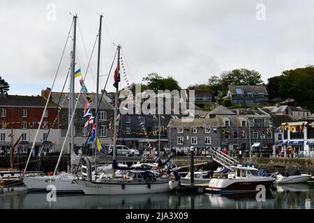 Padstow Harbour dopo le celebrazioni di Mayday Cornwall Inghilterra uk Foto Stock