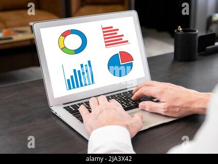 Uomo d'affari che lavora su un laptop con grafici a barre e diagrammi sullo schermo. Analisi dei dati statistici, elaborazione del concetto di report aziendale. Condurre il processo di ricerca economica. Uomo mani alla tastiera. Foto Foto Stock