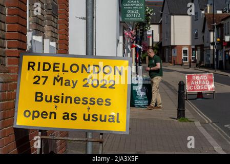 Maldon, Essex, Regno Unito. 27th maggio 2022. La prima tappa della gara ciclistica femminile Union Cycliste Internationale è iniziata, con lo start a Maldon che vede i piloti uscire nella campagna dell'Essex su un percorso di 136,5 km, che corre verso il traguardo in città. La gara UCI ha attirato i migliori piloti internazionali ad affrontare l'evento a tre tappe che culmina a Londra domenica. Segnali di avvertimento di chiusura della strada, e le imprese aperte come al solito Foto Stock