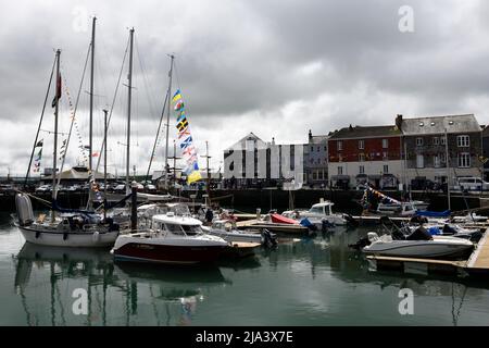 Padstow Harbour dopo le celebrazioni di Mayday Cornwall Inghilterra uk Foto Stock