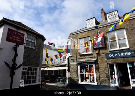 Bandiere battenti dopo le celebrazioni di Mayday Padstow Cornovaglia Inghilterra uk 2022 Foto Stock