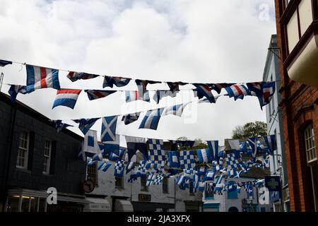 Bandiere dopo le celebrazioni di Mayday Padstow Cornovaglia Inghilterra uk Foto Stock