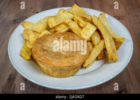Torta e patatine, fast food per la consegna a casa, da asporto o mangiare in. Foto Stock