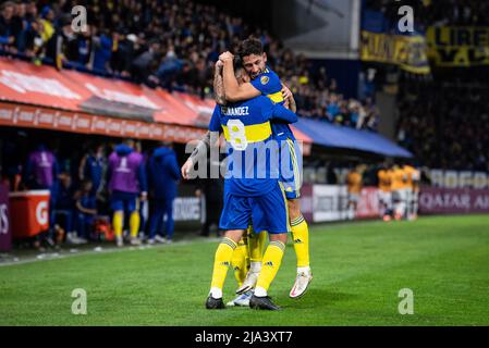 Buenos Aires, Argentina. 26th maggio 2022. Alan Varela di Boca Juniors celebra un gol con Guillermo Fernandez durante la Copa COMMEBOL Libertadores 2022 match tra Boca Juniors e Deportivo Cali all'Estadio Alberto J. Armando.(Punteggio finale; Boca Juniors 1:0 Deportivo Cali) (Foto di Manuel Cortina/SOPA Images/Sipa Live News USA/USA Alamy Credit Foto Stock