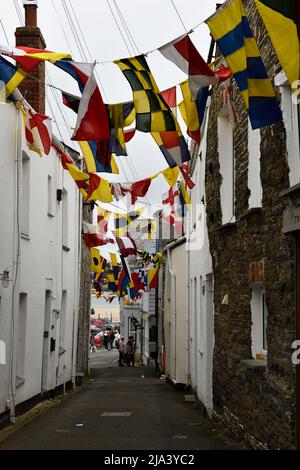 Bandiere dopo le celebrazioni di Mayday Padstow Cornovaglia Inghilterra regno unito Foto Stock