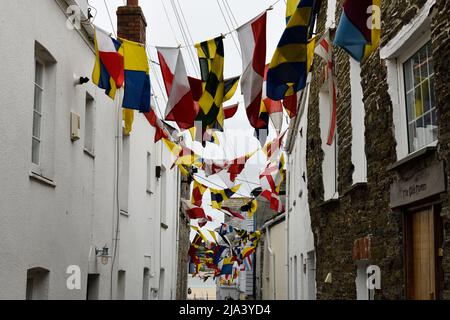 Bandiere dopo le celebrazioni di Mayday Padstow Cornovaglia Inghilterra regno unito Foto Stock