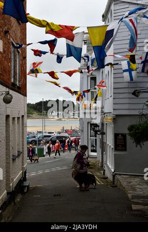 Bandiere dopo le celebrazioni di Mayday Padstow Cornovaglia Inghilterra regno unito Foto Stock