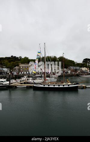 Bandiere su barche ed edifici dopo le celebrazioni di Mayday Padstow Cornovaglia Inghilterra uk Foto Stock