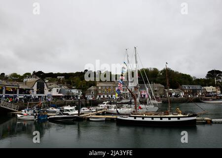 Bandiere su barche ed edifici dopo le celebrazioni di Mayday Padstow Cornovaglia Inghilterra uk Foto Stock