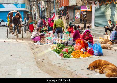 Kathmandu, Nepal - 17 novembre 2018: Le donne anziane vendono frutta e verdura al mercato di strada Foto Stock