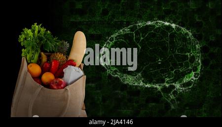 Immagine del cervello che ruota su sfondo nero con sacchetto con generi alimentari Foto Stock