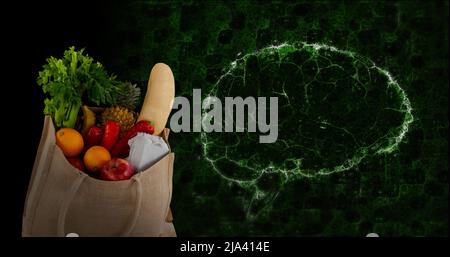 Immagine del cervello che ruota su sfondo nero con sacchetto con generi alimentari Foto Stock