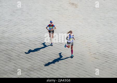 Kazan, Russia - 17 maggio 2022: Due donne runner leader di gara durante la maratona di Kazan Foto Stock