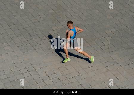 Kazan, Russia - 15 maggio 2022: Atleta runner che corre durante la maratona di Kazan Foto Stock