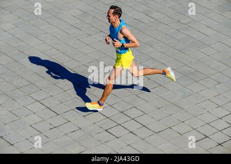 Kazan, Russia - 15 maggio 2022: Atleta maschile runner correre durante la maratona di Kazan Foto Stock