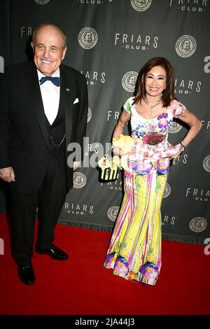 Rudy Giuliani e il giudice Jeanine Pirro partecipano al Friars Club Honors Tracy Morgan con il premio Entertainment Icon Award il 26 maggio 2022 alla sala da ballo Ziegfeld di New York, New York, USA. Robin Platzer/ Twin Images/ Credit: Sipa USA/Alamy Live News Foto Stock