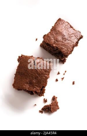 Brownie al cioccolato isolate su sfondo bianco. Delizioso dessert fatto in casa al cioccolato fondente, brownie. Foto Stock
