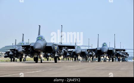 Seul, Corea del Sud. 25th maggio 2022. (In queste foto scattate è fornito il Ministero della Difesa della Corea del Sud) i combattenti F-15K dell'Aeronautica sudcoreana effettuano una passeggiata a dorso di elefante in una base aerea non specificata il 24 maggio 2022, per mostrare la prontezza di combattimento del paese. (Photo by: Defense Ministry/Sipa USA) Credit: Sipa USA/Alamy Live News Foto Stock