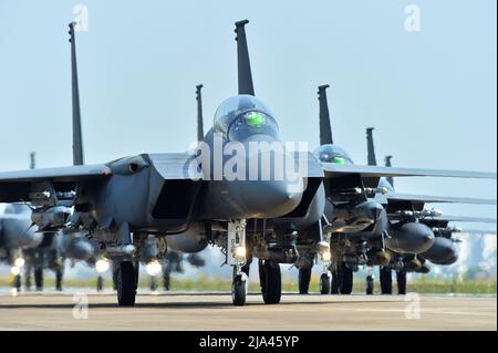 Seul, Corea del Sud. 25th maggio 2022. (In queste foto scattate è fornito il Ministero della Difesa della Corea del Sud) i combattenti F-15K dell'Aeronautica sudcoreana effettuano una passeggiata a dorso di elefante in una base aerea non specificata il 24 maggio 2022, per mostrare la prontezza di combattimento del paese. (Photo by: Defense Ministry/Sipa USA) Credit: Sipa USA/Alamy Live News Foto Stock