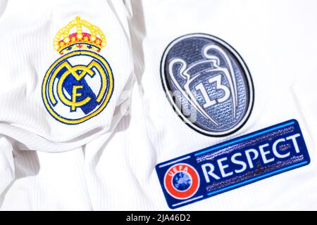 Proteggi la maglia bianca del Real Madrid Football Club, insieme allo scudo di 13 cuccioli europei e al cartello UEFA RESPECT. UEFA Champions League fin Foto Stock