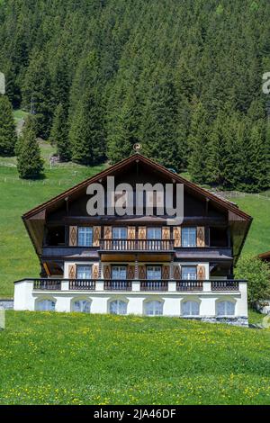 Tipica casa di montagna svizzera, Lauterbrunnen, Canton Berna, Svizzera Foto Stock