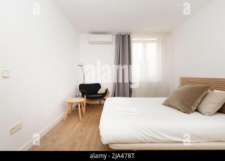 Tappeto e pittura in camera da letto moderna Foto stock - Alamy