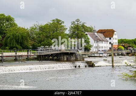 18th secolo Hambledon Mill e stramazzo sul Tamigi a Mill End. Marlow, Buckinghamshire, Inghilterra, Regno Unito, Gran Bretagna Foto Stock