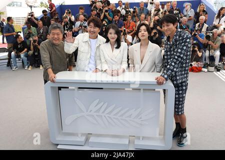 Il regista Hirokazu Koreeda, Song Kang-ho, Ji-eun Lee, Joo-Young Lee, e Dong-Won Gang partecipa alla fotocall per "Broker (Les Bonnes Etoiles)" durante il festival annuale del cinema di Cannes 75th al Palais des Festivals il 27 maggio 2022 a Cannes, Francia. Foto di David Boyer/ABACAPRESS.COM Foto Stock