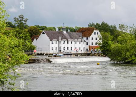 18th secolo Hambledon Mill e stramazzo sul Tamigi a Mill End. Marlow, Buckinghamshire, Inghilterra, Regno Unito, Gran Bretagna Foto Stock