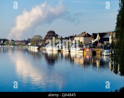 Abingdon afferma di essere la città più antica dell'Inghilterra. E il grande fiume Tamigi si trova al centro di esso. Questa è la vista lungo il fiume verso i suoi clas Foto Stock