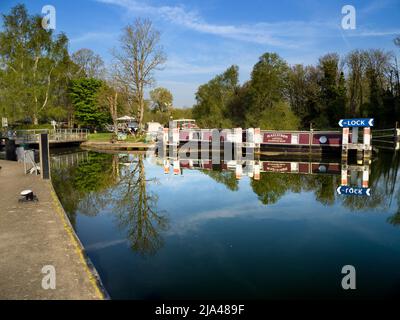 Una scena senza tempo ai cancelli di Abingdon in una bella mattinata di Primavera; queste lucchetti scenici si trovano sul Tamigi subito a monte del famoso mediev di Abingdon Foto Stock