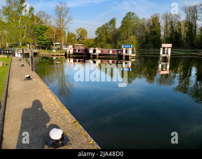 Una scena senza tempo ai cancelli di Abingdon in una bella mattinata di Primavera; queste lucchetti scenici si trovano sul Tamigi subito a monte del famoso mediev di Abingdon Foto Stock