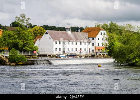 18th secolo Hambledon Mill e stramazzo sul Tamigi a Mill End. Marlow, Buckinghamshire, Inghilterra, Regno Unito, Gran Bretagna Foto Stock