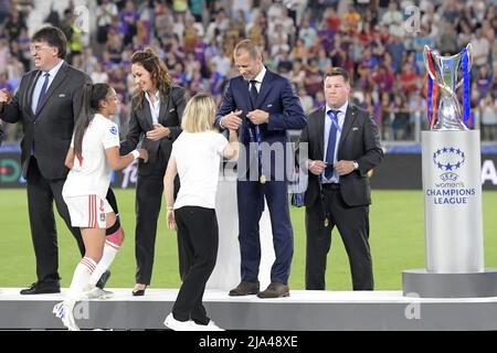 TORINO - il Presidente dell'UEFA Aleksander Ceferin consegna la medaglia all'allenatore femminile Olympique Lyonnais Sonia Bompror durante la finale della UEFA Women's Champions League tra il Barcelona FC e l'Olympique Lyon allo Stadio Juventus il 21 maggio 2022 a Torino. ANP | ALTEZZA OLANDESE | GERRIT DA COLONIA Foto Stock