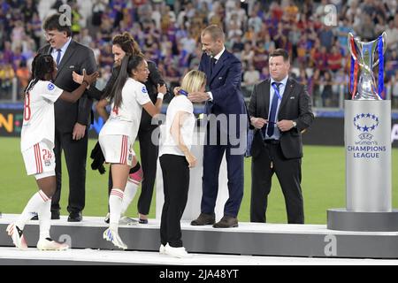 TORINO - il Presidente dell'UEFA Aleksander Ceferin consegna la medaglia all'allenatore femminile Olympique Lyonnais Sonia Bompror durante la finale della UEFA Women's Champions League tra il Barcelona FC e l'Olympique Lyon allo Stadio Juventus il 21 maggio 2022 a Torino. ANP | ALTEZZA OLANDESE | GERRIT DA COLONIA Foto Stock