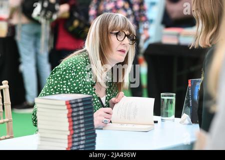 27th maggio 2022, Hay-on-Wye, Galles Yvette Fielding al Festival Hay di Arte e Letteratura 2022 a Powys, Galles. Il festival si svolgerà fino alla prossima settimana e attrae autori di tutto il mondo per partecipare all'evento. Foto Stock
