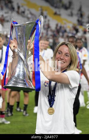 TORINO - allenatore femminile Olympique Lyonnais Sonia Bompasor con il trofeo della UEFA Women Champions League durante la finale della UEFA Women's Champions League tra il Barcelona FC e l'Olympique Lyon allo Stadio Juventus il 21 maggio 2022 a Torino. ANP | ALTEZZA OLANDESE | GERRIT DA COLONIA Foto Stock