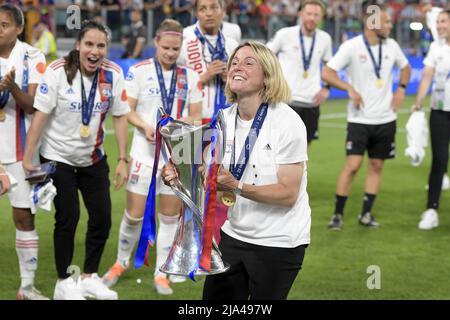 TORINO - allenatore femminile Olympique Lyonnais Sonia Bompasor con il trofeo della UEFA Women Champions League durante la finale della UEFA Women's Champions League tra il Barcelona FC e l'Olympique Lyon allo Stadio Juventus il 21 maggio 2022 a Torino. ANP | ALTEZZA OLANDESE | GERRIT DA COLONIA Foto Stock