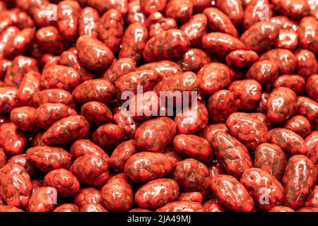 Draga con ripieno di lamponi. Drago pistacchio. Spuntino dolce. Primo piano Foto Stock