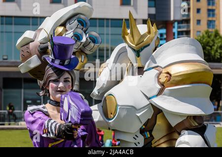 Excel, Londra, Regno Unito. 27th maggio 2022. I fan di Cosplay arrivano al MCM Comic con, vestito come il loro fumetto preferito, SciFi e Fantasty Heroes. L'evento si svolge dal 29-29 maggio presso Excel London. Amanda Rose/Alamy Live News Foto Stock